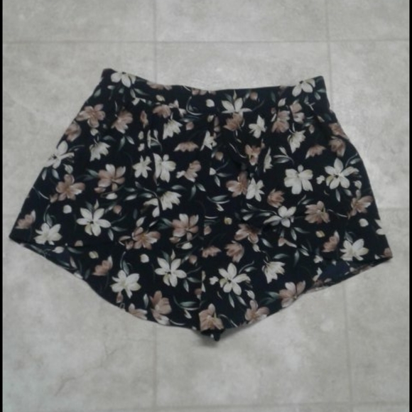 Fashion Nova Pants - Fashion Nova floral shorts